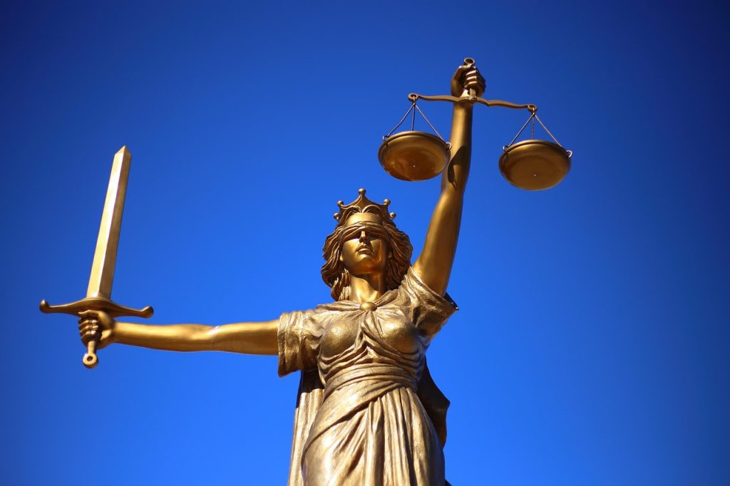 Progressive youth groups Missouri symbolize fairness and balance against Turning Point USA influence.

Golden statue of Lady Justice holding scales and a sword against a clear blue sky, symbolizing balance and fairness in schools and student organizations.